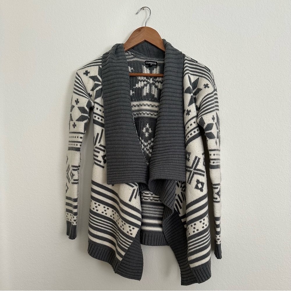 ❄️ Gray Snowflake Argyle Sweater from Express +FREE GIFT!